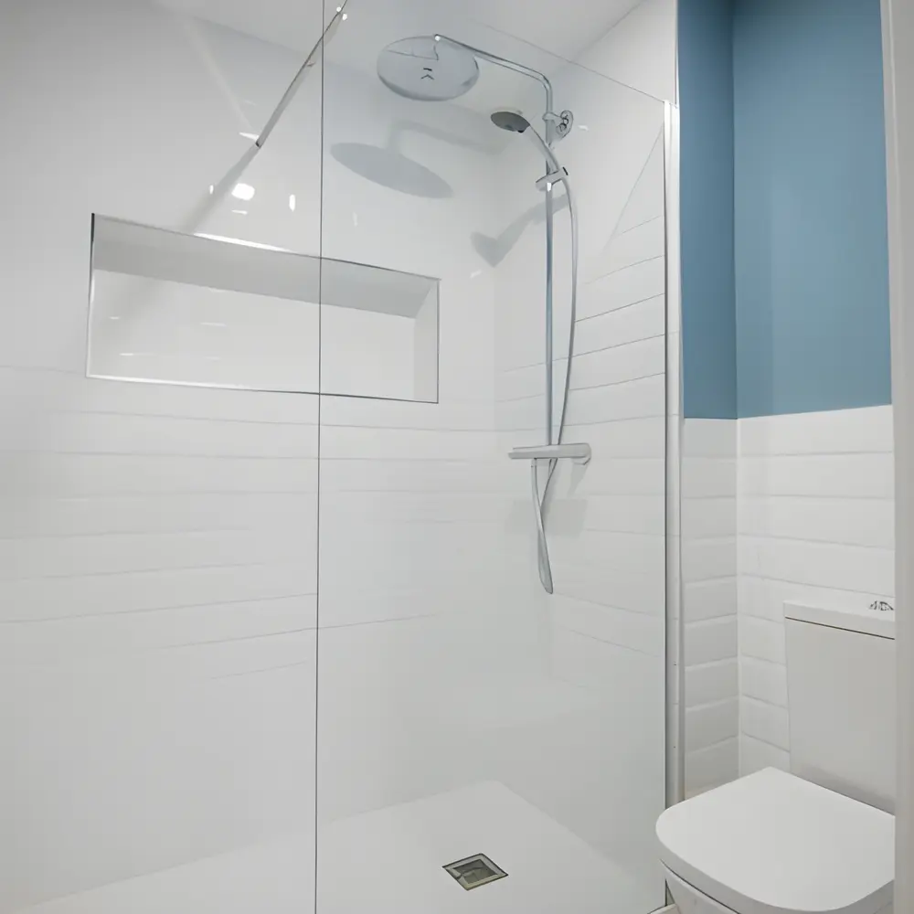 Alicatado de azulejos en un baño de Huelva