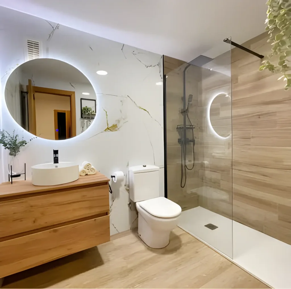 Baño reformado en Huelva con mampara y grifería nueva
