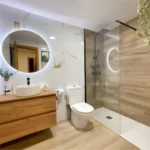 Baño reformado en Huelva con mampara y grifería nueva